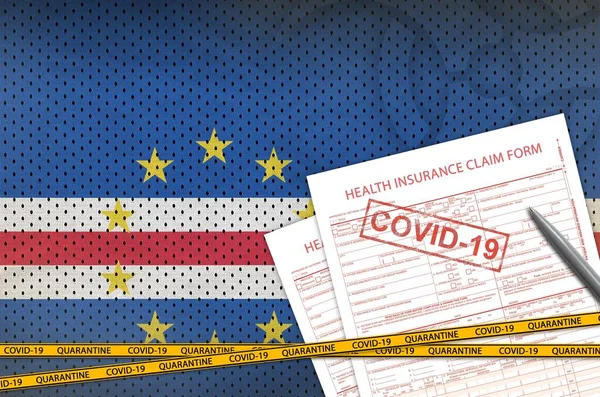 Cabo Verde bayrağı ve Covid-19 damgalı sağlık sigortası talep formu. Coronavirus veya salgın 2019-nCov virüs konsepti