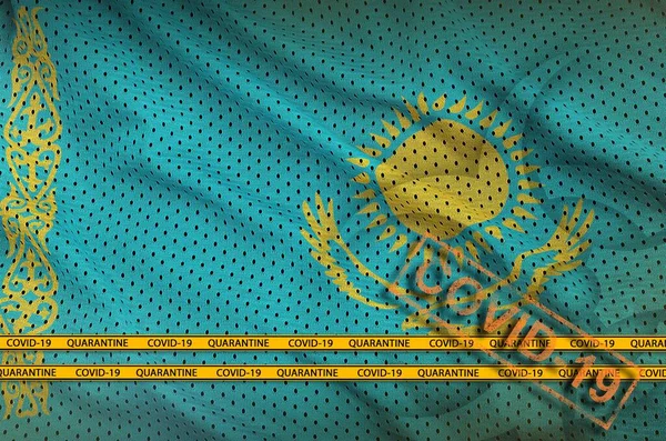 카자흐스탄 국기와 오렌지 테이프 코로나 바이러스 2019 Ncov 바이러스 — 스톡 사진