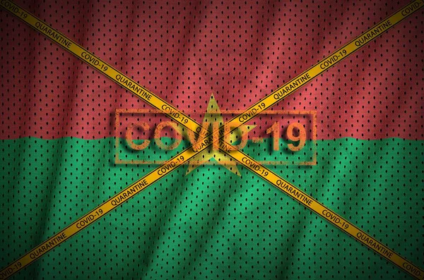 Burkina Fasos Flagge Und Covid Marke Mit Orangefarbenem Quarantäne Grenzstreifen — Stockfoto