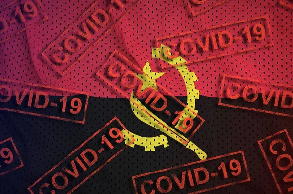 アンゴラ国旗と多くの赤色のコヴィト 19切手 コロナウイルスまたはパンデミック2019 Nconvウイルスの概念 — ストック写真