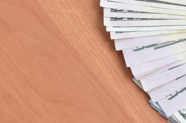 Ahşap arka planda 150 dolarlık banknotların hayranı. Yakın plan. Düz manzaralı. Soyut başarı ya da iş konsepti