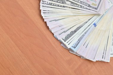 Ahşap arka planda 150 dolarlık banknotların hayranı. Yakın plan. Düz manzaralı. Soyut başarı ya da iş konsepti