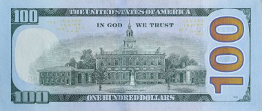 Independence Hall 100 dolarlık banknotta arka taraf yakın çekim makro parçası. Birleşik Devletler 100 dolar para faturası kapanıyor.