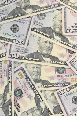 Birçok düz arkaplan yüzeyi üzerinde 50 dolarlık banknotlar yakın çekim. Düz manzaralı. Soyut başarı ya da iş konsepti
