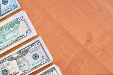 Ahşap arka planda yığılmış 150 dolarlık banknotlar. Yakın plan. Düz manzaralı. Soyut başarı ya da iş konsepti