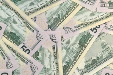 Birçok düz arkaplan yüzeyi üzerinde 50 dolarlık banknotlar yakın çekim. Düz manzaralı. Soyut başarı ya da iş konsepti