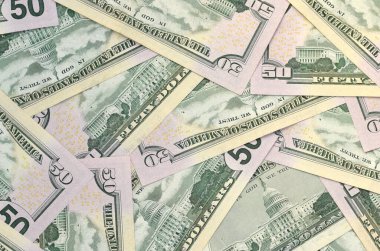 Birçok düz arkaplan yüzeyi üzerinde 50 dolarlık banknotlar yakın çekim. Düz manzaralı. Soyut başarı ya da iş konsepti