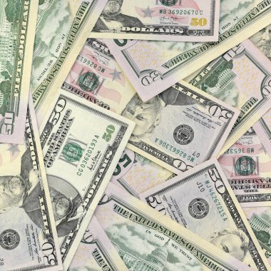 Birçok düz arkaplan yüzeyi üzerinde 50 dolarlık banknotlar yakın çekim. Düz manzaralı. Soyut başarı ya da iş konsepti