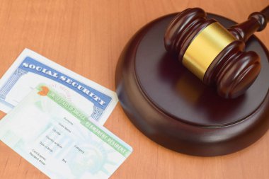 Adalet tokmağı ve Birleşik Devletler Sosyal Güvenlik Numarası ve DV piyangosundan kalıcı yeşil kart.