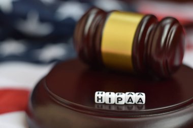 Adalet tokmağı ve HIPAA kısaltması yakın çekim. Sağlık sigortası taşınabilirliği ve sorumluluk yasası
