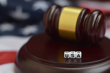 Adalet tokmağı ve ABD kısaltması yakın çekim. Amerika Birleşik Devletleri