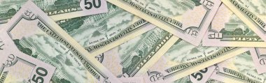 Birçok düz arkaplan yüzeyi üzerinde 50 dolarlık banknotlar yakın çekim. Düz manzaralı. Soyut başarı ya da iş konsepti