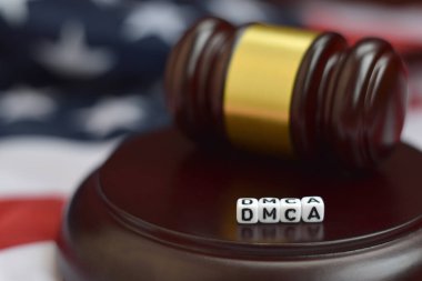 Adalet tokmağı ve DMCA kısaltması yakın çekim. Dijital milenyum telif hakkı eylemi