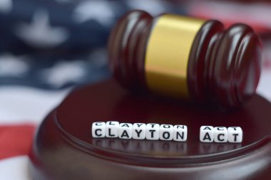 Adalet tokmağı ve Clayton karakterleri arka planda Amerikan bayrağıyla yakınlaşıyor