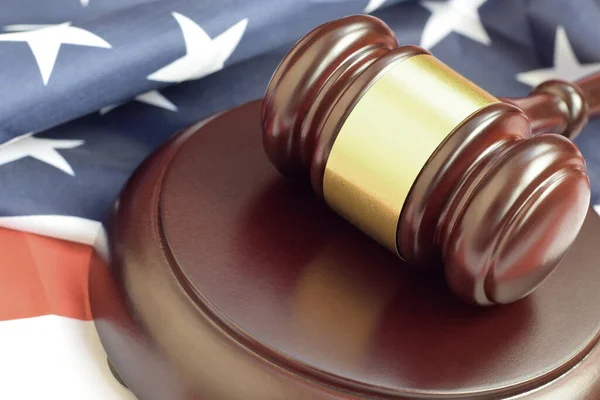 司法裁判中の法廷における米国の国旗に関する司法取引 法の概念と空のコピースペース ハンマー判事 — ストック写真