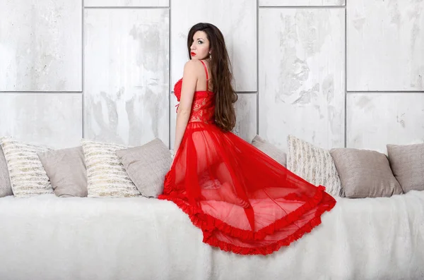 Sexy Mujer Joven Peignoir Rojo Vestido Transparente Lencería Lado Cama — Foto de Stock