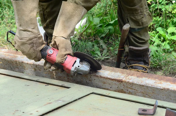 Molienda Rueda Eléctrica Estructura Acero Aire Libre Viejo Trabajador Manual —  Fotos de Stock