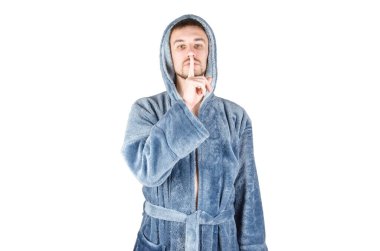 Mavi bornozlu beyaz sakallı genç adamın portresi beyaz arka planda izole edilmiş sessizlik istiyor. Sessiz duygu konsepti