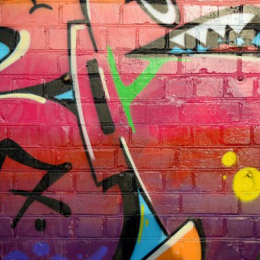 Eski tuğla duvardaki graffiti resimlerinin soyut renkli bir parçası. Yazılmamış mektupların ve renkli lekelerin olduğu sokak sanatı kompozisyonu. Kırmızı renklerde alt kültür arkaplan dokusu