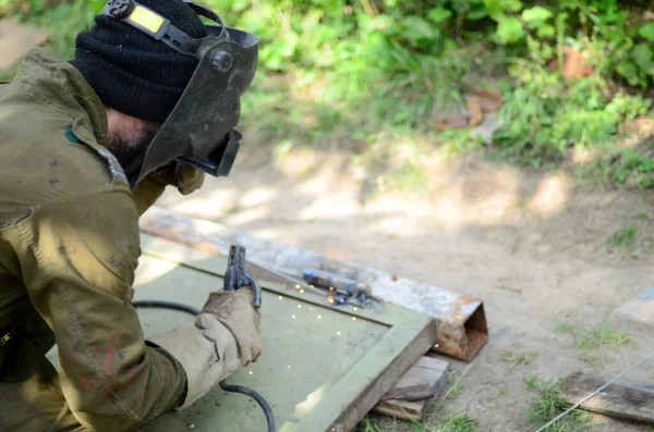 Stařec Svářeč Hnědé Uniformě Svařovací Maska Svářečky Kůže Svařovací Kovové — Stock fotografie