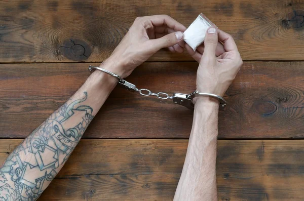 Заарештовані Руки Наркоторговця Поліцейських Наручниках Невеликим Пакетом Наркотиків Героїну Темному — стокове фото