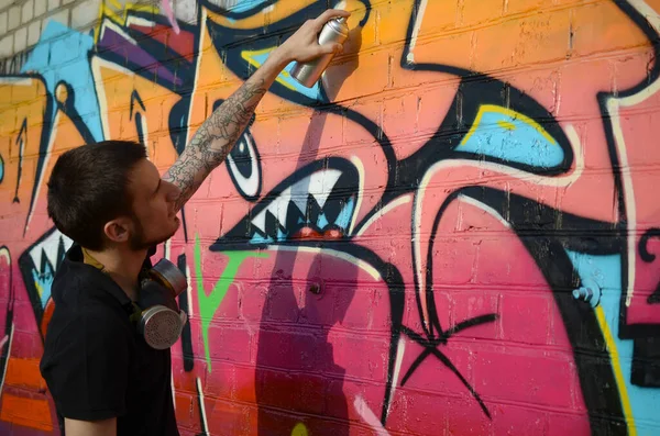 Jovem Grafiteiro Com Mochila Máscara Gás Seu Pescoço Pinta Grafite — Fotografia de Stock