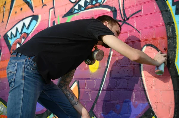 Junger Graffiti Künstler Mit Rucksack Und Gasmaske Hals Malt Bunte — Stockfoto