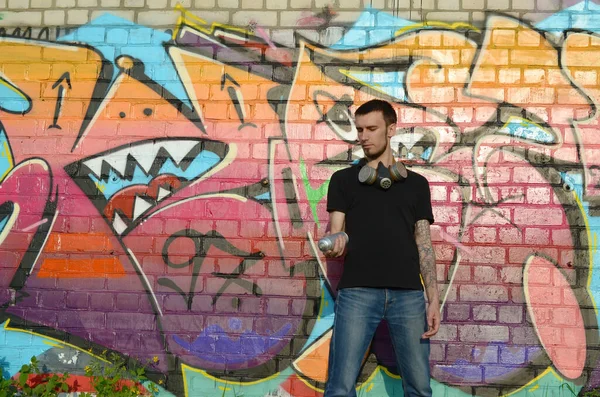 Junger Kaukasischer Graffiti Künstler Schwarzem Shirt Mit Spraydose Der Nähe — Stockfoto