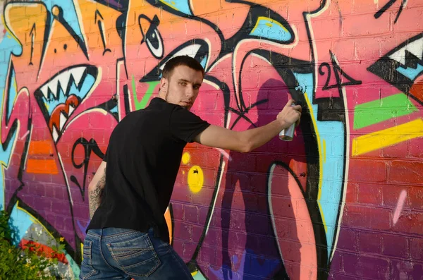Jonge Graffiti Kunstenaar Met Rugzak Gasmasker Zijn Nek Schildert Kleurrijke — Stockfoto
