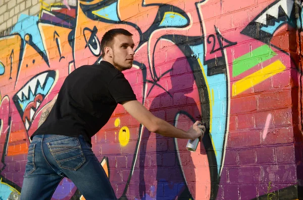 Sırt Çantası Gaz Maskesi Takan Genç Grafiti Sanatçısı Tuğla Duvara — Stok fotoğraf