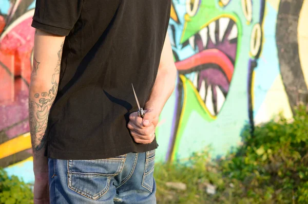 Vue Dos Jeune Homme Caucasien Avec Couteau Main Contre Mur — Photo