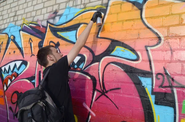 Young Graffiti Artist Backpack Gas Mask His Neck Paints Colorful — Stock Photo, Image