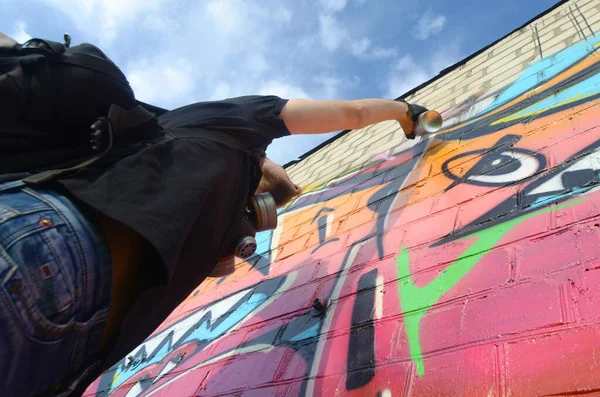 Mladý Graffiti Umělec Batohem Plynovou Maskou Krku Maluje Barevné Graffiti — Stock fotografie