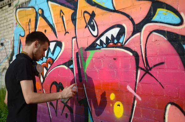 Joven Artista Graffiti Con Mochila Máscara Gas Cuello Pinta Coloridos — Foto de Stock