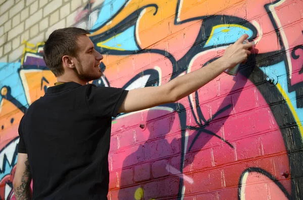 Jonge Graffiti Kunstenaar Met Rugzak Gasmasker Zijn Nek Schildert Kleurrijke — Stockfoto