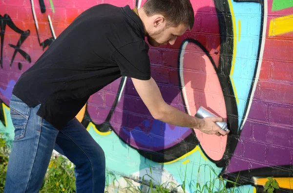 Fiatal Graffiti Művész Hátizsákkal Gázmaszkkal Nyakán Színes Graffitiket Fest Rózsaszín — Stock Fotó