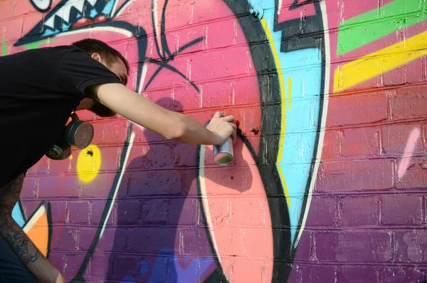 Jeune Graffeur Avec Sac Dos Masque Gaz Sur Son Cou — Photo