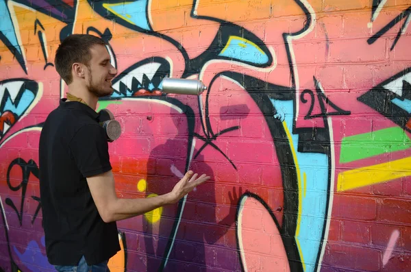 Boynunda Gaz Maskesi Olan Genç Bir Grafiti Sanatçısı Sprey Kutusunu — Stok fotoğraf