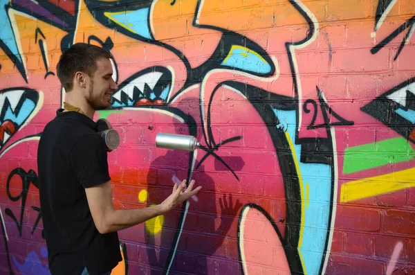 Jonge Graffiti Kunstenaar Met Gasmasker Zijn Nek Gooit Zijn Spuitbus — Stockfoto