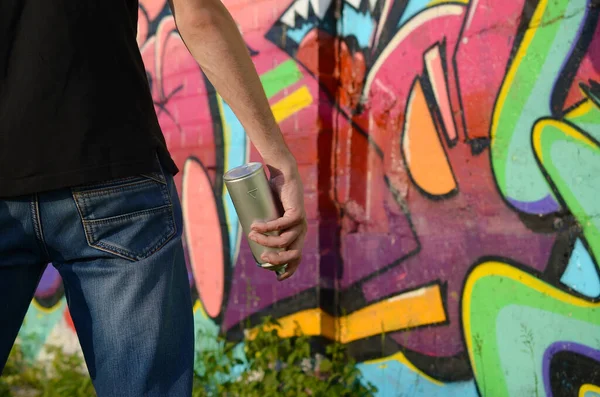 Joven Artista Graffiti Con Mochila Máscara Gas Cuello Pinta Coloridos — Foto de Stock