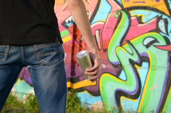 Jovem Grafiteiro Com Mochila Máscara Gás Seu Pescoço Pinta Grafite — Fotografia de Stock