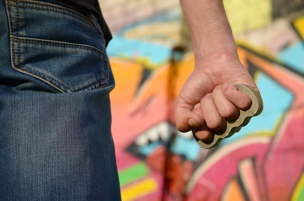 Vista Posterior Joven Caucásico Con Nudillo Latón Mano Contra Pared — Foto de Stock