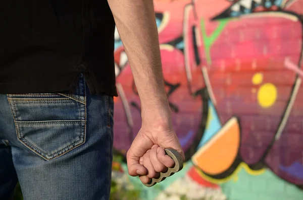 Rückansicht Eines Jungen Kaukasischen Mannes Mit Messingknöchelchen Der Hand Gegen — Stockfoto