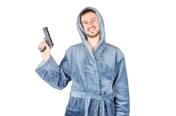 身穿蓝色浴衣 头戴白色背景黑色火器的年轻高加索胡子男子的画像 情感概念 — 图库照片