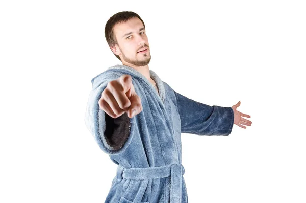 穿着蓝色浴衣的年轻的高加索胡子男子的画像 手指指向你 在白色背景上孤立的姿势 指导概念 — 图库照片