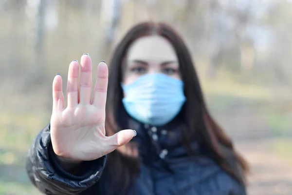 Portret Młodej Brunetki Niebieskiej Masce Ochronnej Pokazuje Stop Gestu Świeżym — Zdjęcie stockowe