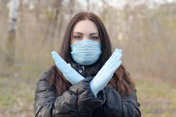 Portret Młodej Brunetki Niebieskiej Masce Ochronnej Gumowych Rękawiczkach Pokazuje Zatrzymanie — Zdjęcie stockowe