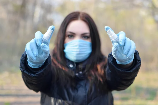 Junge Frau Schutzmaske Zeigt Desinfektionsmittel Sprühflaschen Freien Frühlingsholz Konzept Des — Stockfoto