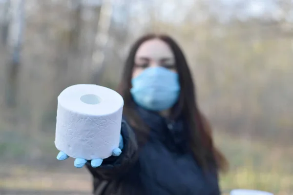 Koncepcja Covidiota Młoda Kobieta Masce Ochronnej Daje Rolkę Papieru Toaletowego — Zdjęcie stockowe