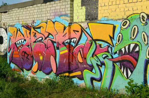 Fragmento Colorido Abstracto Pinturas Graffiti Pared Ladrillo Viejo Con Cara — Foto de Stock
